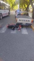 En una esquina muy transitada, una maniobra imprudente de un conductor terminó con un motociclista accidentado