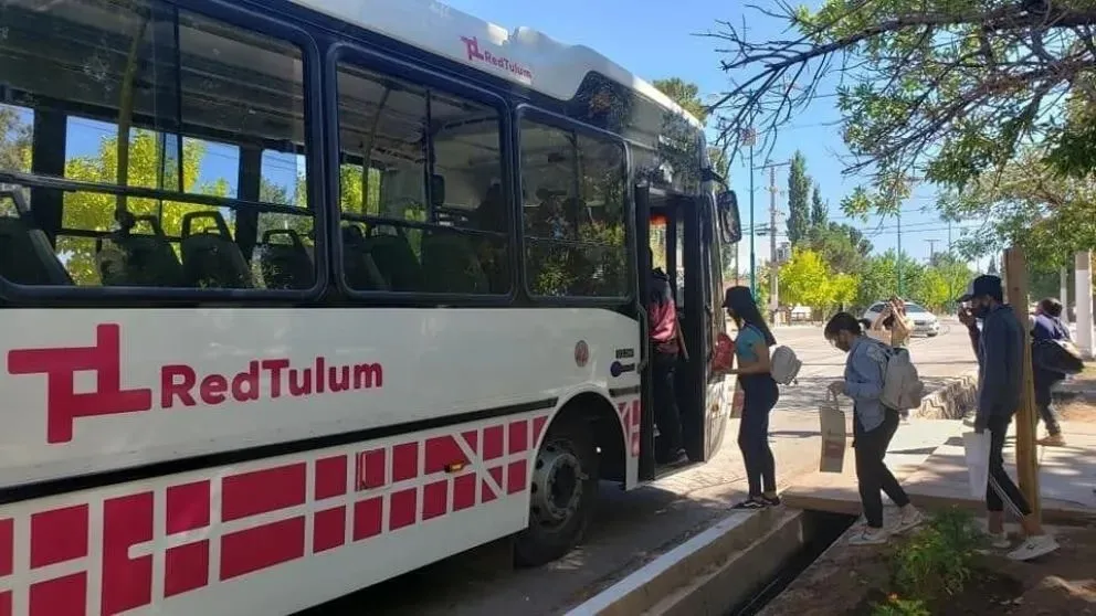 Volvía en colectivo de cuidar a su padre internado, le quisieron arrebatar el celular y entre los pasajeros detuvieron al ladrón