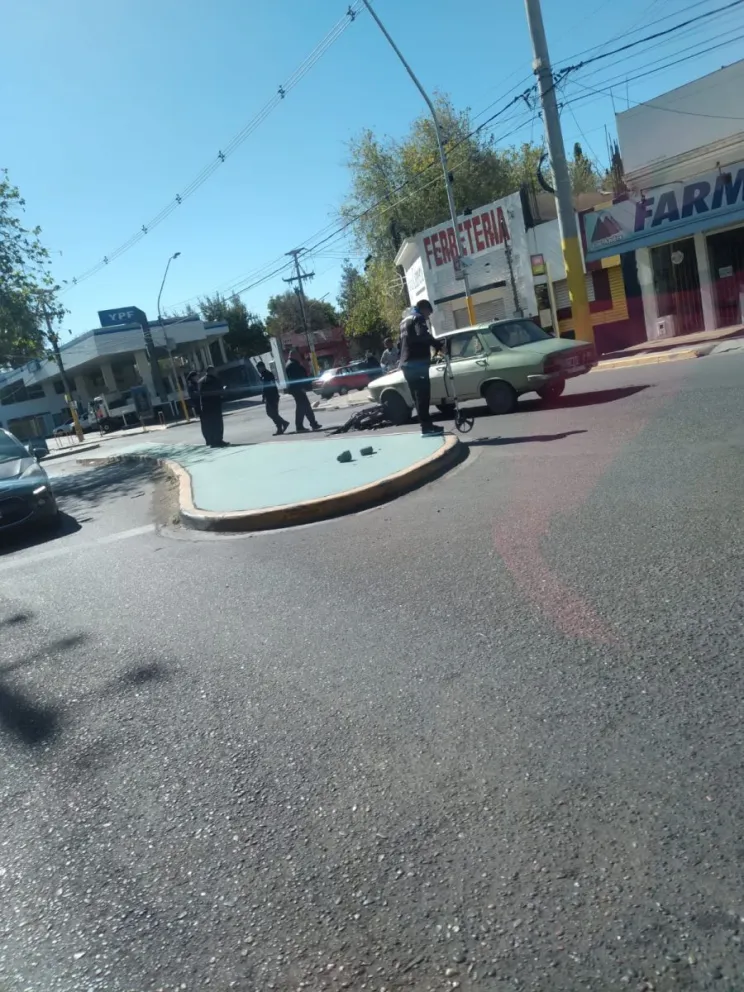 Fuerte choque entre un auto y una moto 