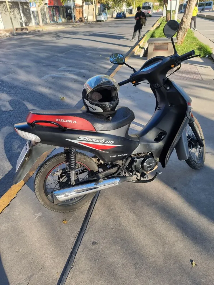 Una motociclista, perdió el control, chocó un auto y terminó en el hospital 
