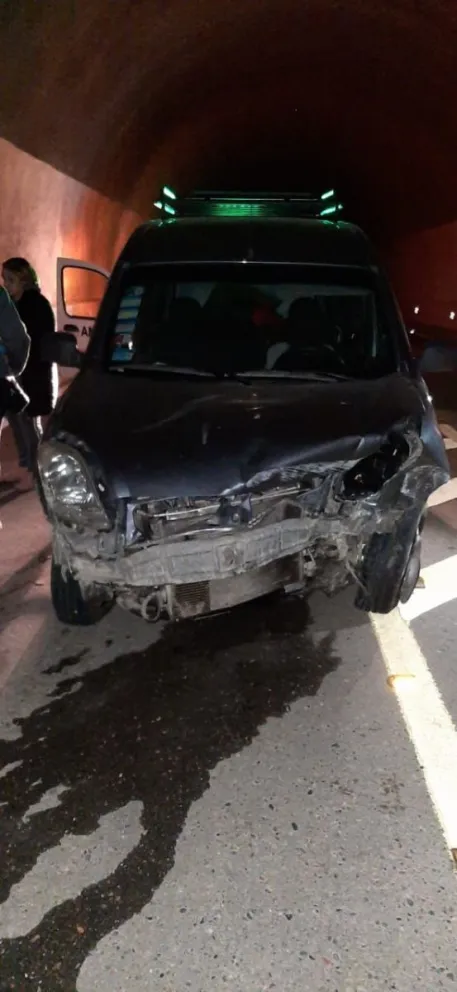 Una mujer con su auto chocó en un túnel de Ruta 150 y terminó hospitalizada