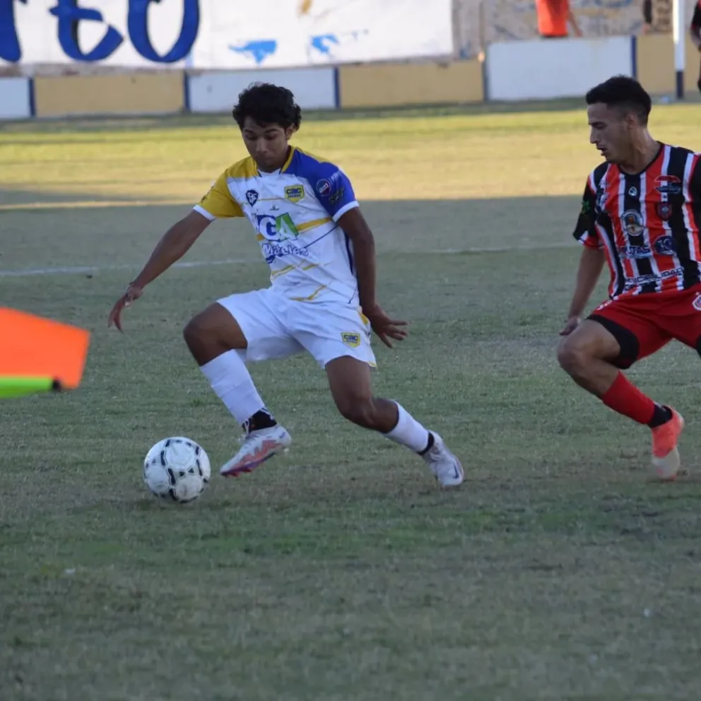 Foto torneo local de dos equipos que jugaran el Torneo Regional Amateur
