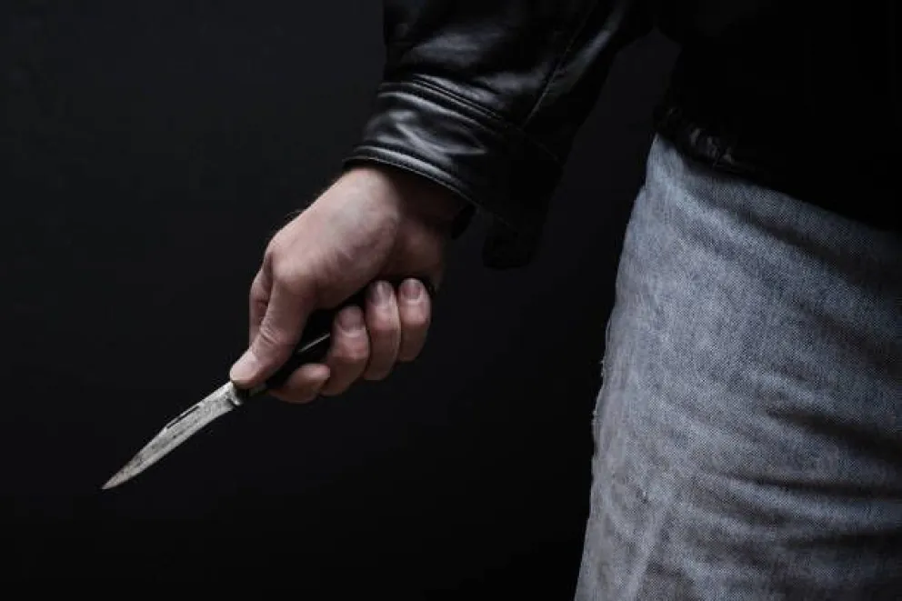 Le tiró un piedrazo y amenazó con un cuchillo a un policia: $20.000 y tareas comunitarias, la pena para el violento