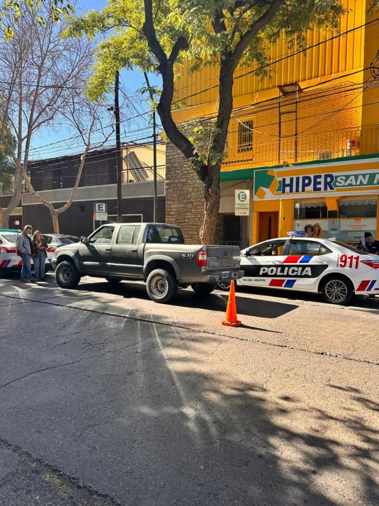 Intentó cruzar la calle por afuera de la senda peatonal y la embistió una camioneta: al Hospital con lesiones en la cadera