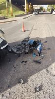 Dos personas terminaron despedidas de su moto tras ser atropelladas por una combi