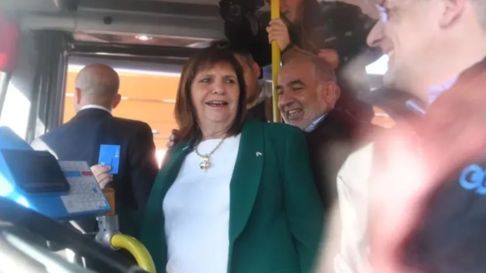 Bullrich quiso viajar en un colectivo que no hizo paro, aunque fue imposible: le faltó saldo en la SUBE