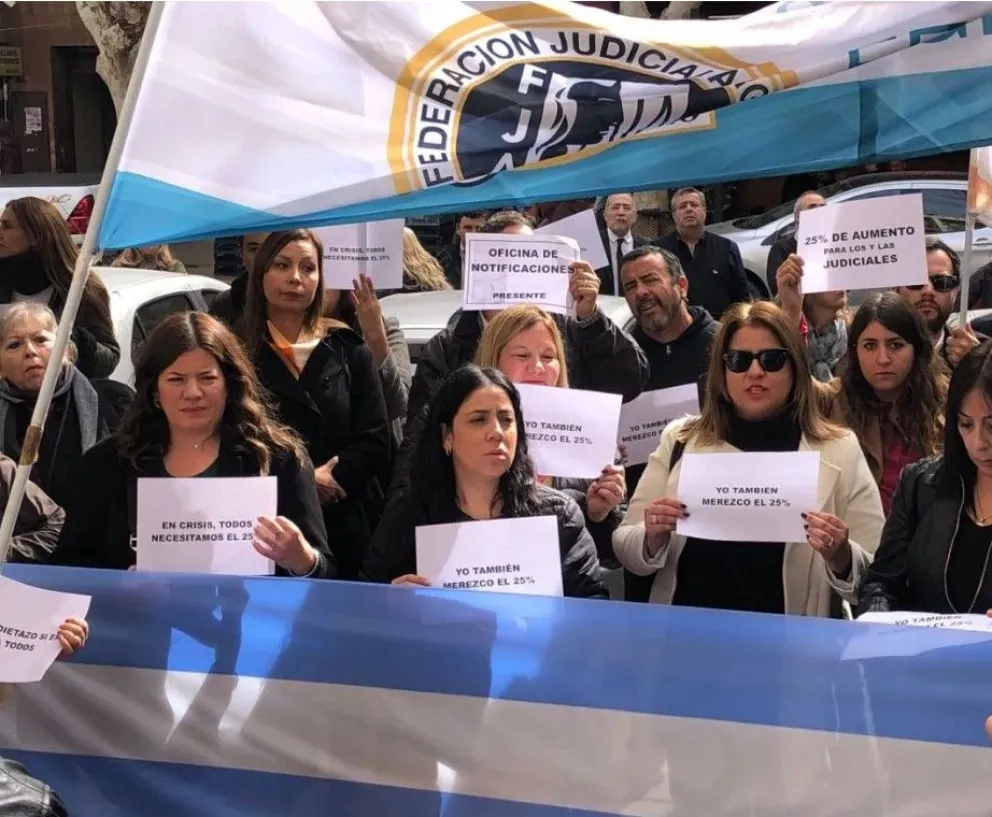 Nueva marcha de trabajadores judiciales en reclamo al plus brindado por la Corte, que tampoco los recibió esta vez