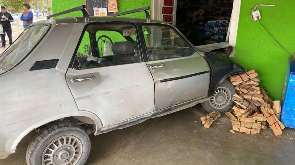 Un automovilista chocó a una moto y después terminó incrustado en un kiosco