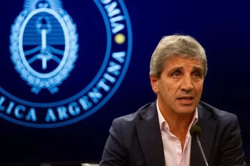 Los analistas consideran que el tipo de cambio oficial está atrasado y las empresas aprovechan para tomar créditos en dólares 