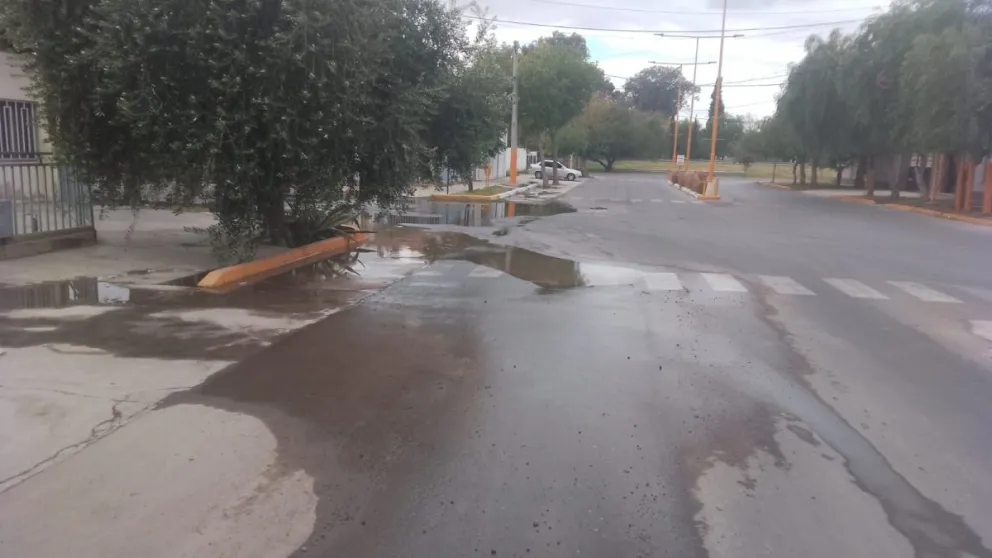 Queja de vecinos en un barrio emblemático por la rotura de un caño y ante la falta de respuesta de OSSE