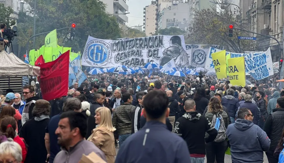 La CGT y la CTA evalúan convocar a un paro para el día en que se debata la Ley Bases en el recinto 