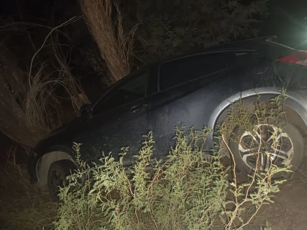 Un automovilista perdió el control, volcó y terminó en una zanja 