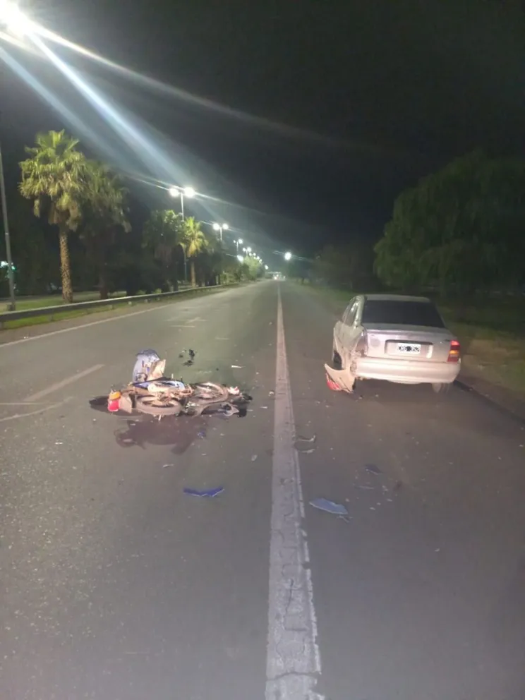 No observó que un auto estaba parado en la banquina y con su moto se lo llevó por delante: se fracturó una pierna