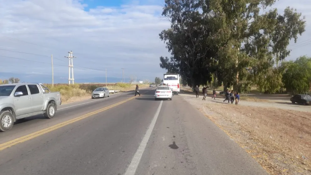 Un ciclista terminó con fracturas tras chocar contra un colectivo 