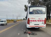 Un ciclista se llevó por delante un colectivo y terminó con graves heridas