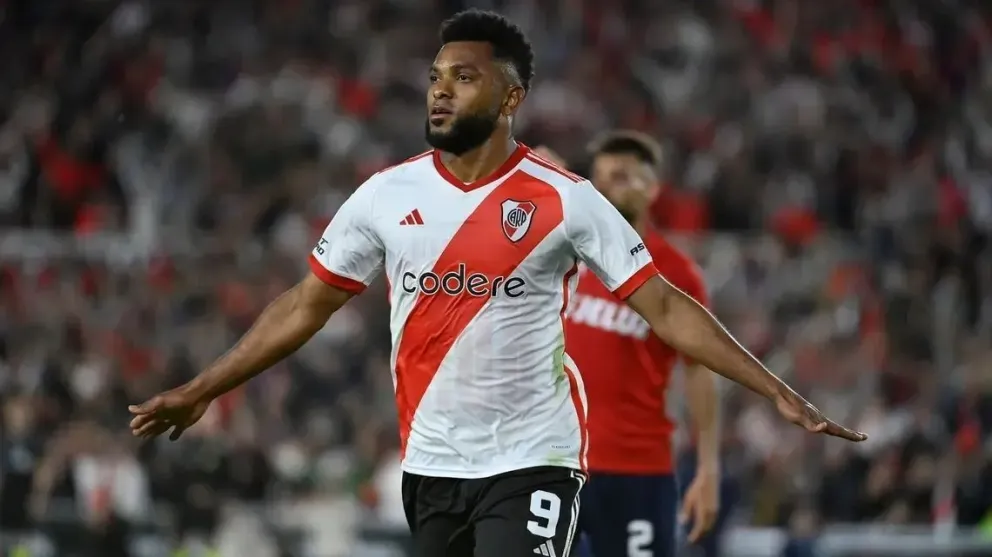 Con dos golazos de Borja, River venció a Libertad y se clasificó a octavos de la Libertadores y al Mundial de Clubes