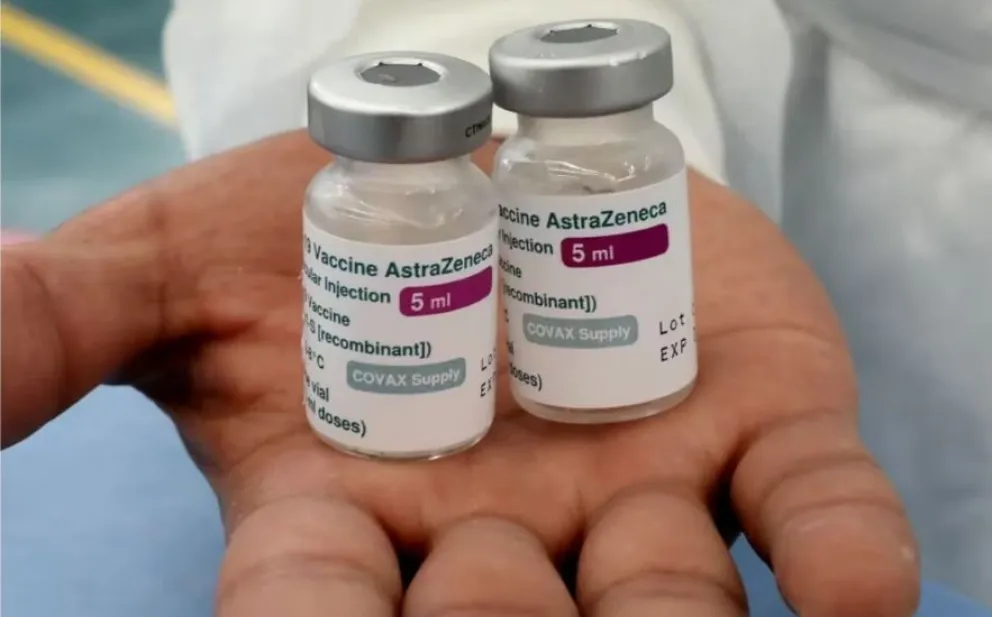 Una mujer reclama al Estado más de $90 millones por complicaciones tras colocarse la AstraZeneca