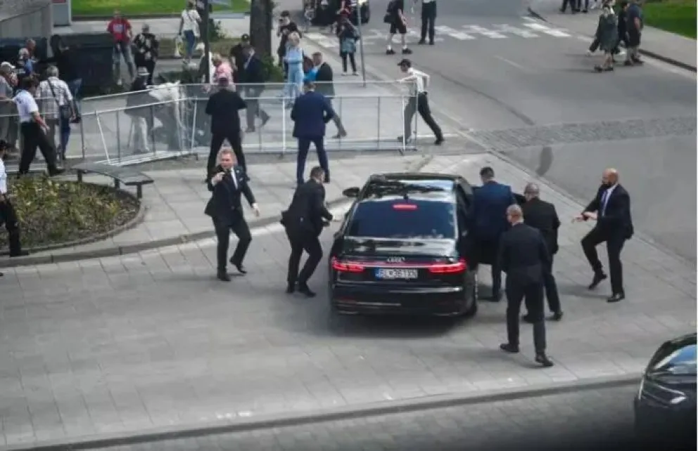El ministro de Eslovaquia quedó en estado crítico tras ser baleado en el estómago