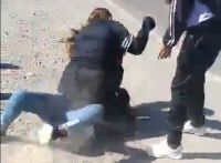 Violenta pelea de dos adolescentes a la salida de la escuela 