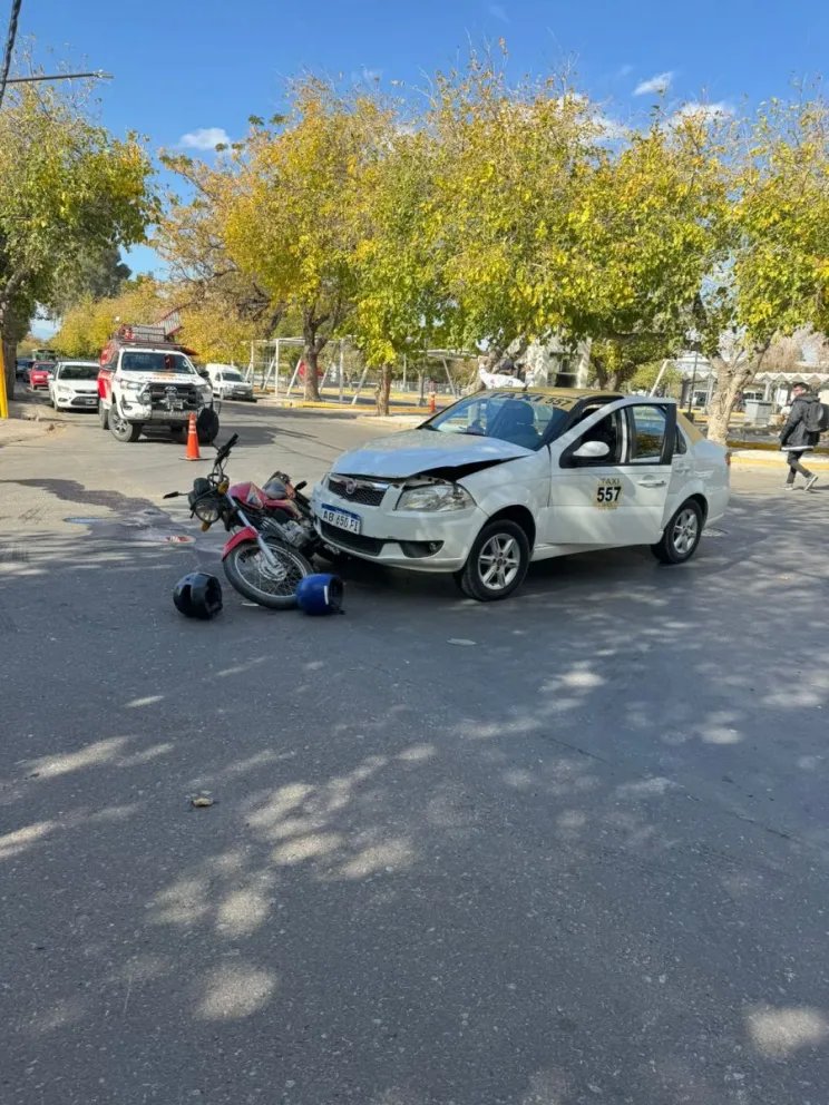 El choque en una esquina muy transitada, dejó a dos personas internadas en el Hospital Rawson