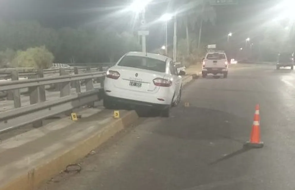 Un motociclista manejaba ebrio, chocó un auto y terminó en el hospital 