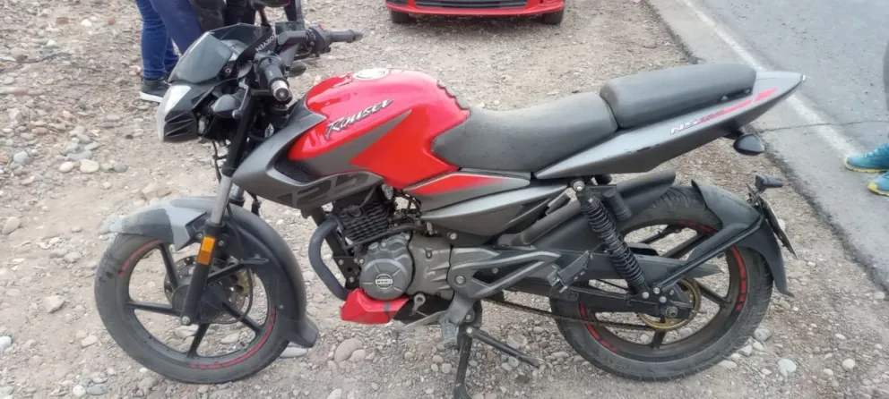 Una moto se llevó por delante un auto, que frenó de imprevisto antes de una intersección muy transitada
