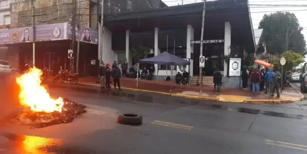 Misiones, convulsionada: la Policía de Posadas se acuarteló y los docentes cortaron la Ruta 14