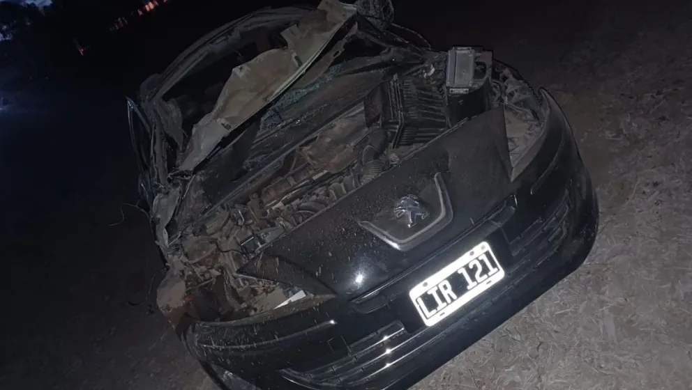 Perdió el control del auto, se dio vuelta y terminó inconsciente al costado de la calle