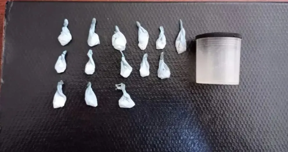 Detienen a dos sujetos por ocasionar disturbios en la vía pública, uno de ellos tenía cocaína