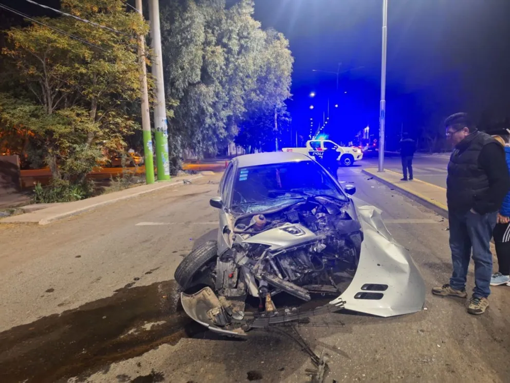Un automovilista impactó contra un pilar y terminó hospitalizado