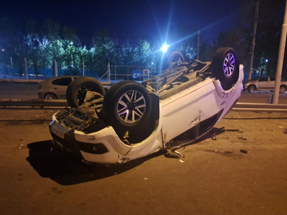 Una camioneta volcó en ruta 20 y dejó cuatro heridos