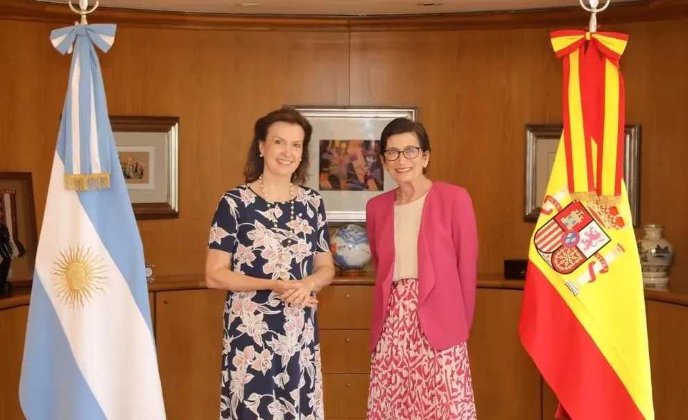 España retiró definitivamente a su embajadora en Argentina tras la negativa de Javier Milei a disculparse 