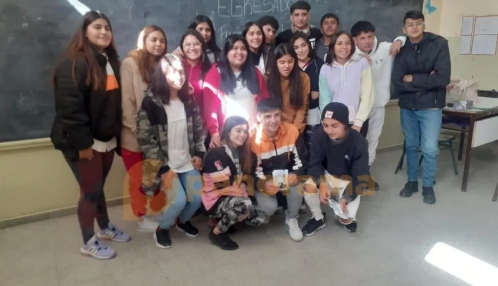Alumnos jachalleros sorprendieron a dos compañeros de bajos recursos y les pagarán la cena y baile de egresados