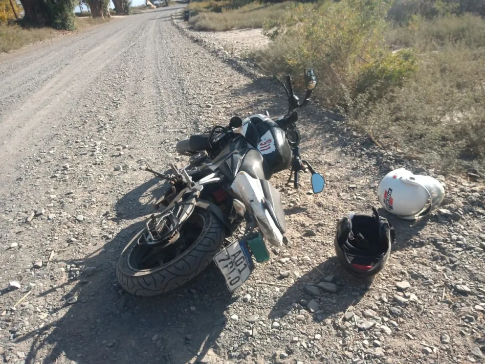 Un perro se les cruzó en la calle y dos policias terminaron en el Hospital al caerse de la moto