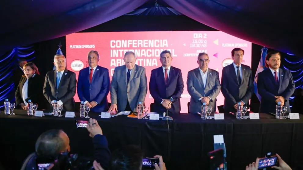 Orrego, con 3 Gobernadores, constituyó la Mesa del Cobre en el país