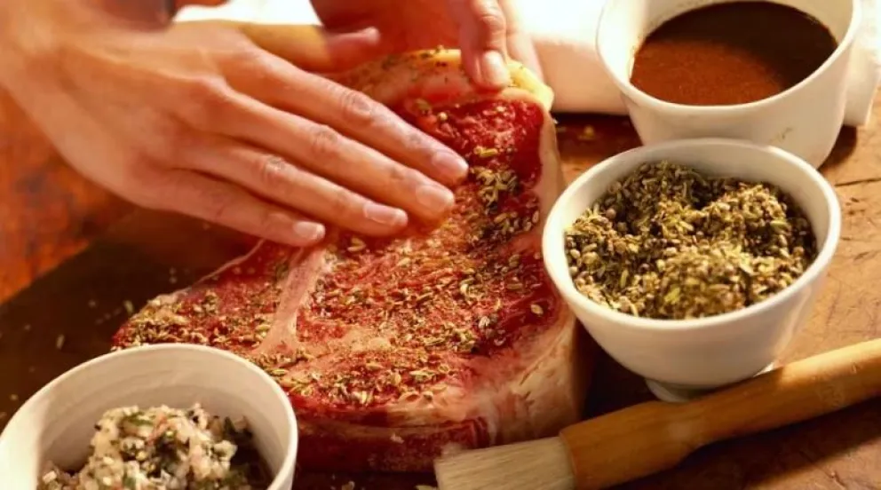 ¿Cuánto tiempo se puede conservar el pollo y la carne en la heladera?