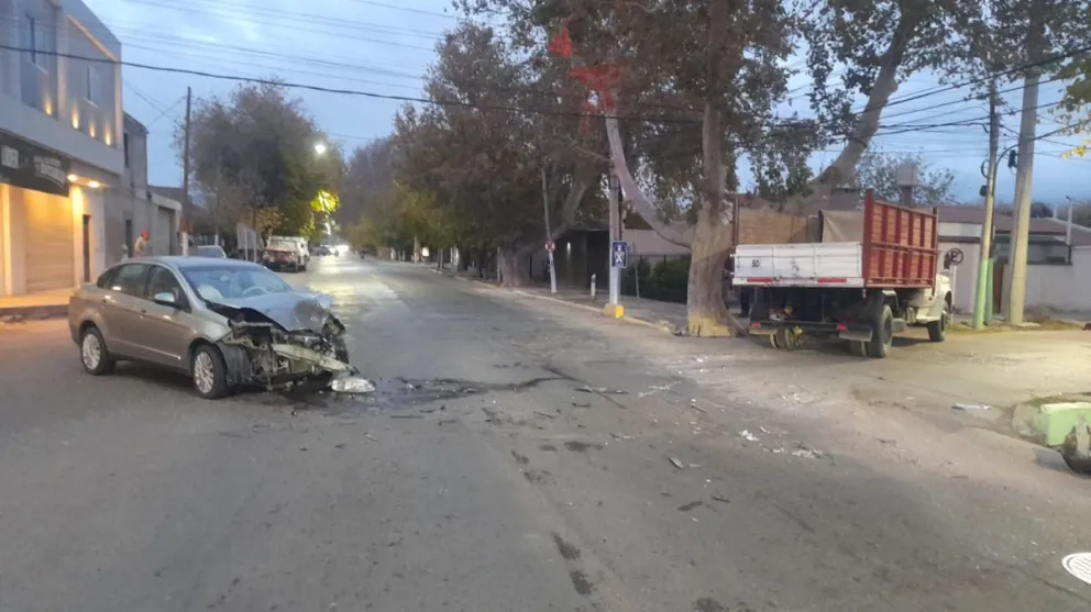 Impactante accidente entre un auto y camión, dejó a un adulto mayor con varios golpes