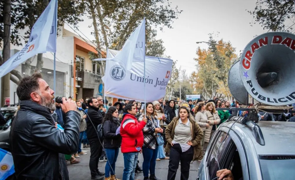 Tercera marcha de trabajadores del Poder Judicial reclamando el plus brindado por la Corte solo a los Administradores