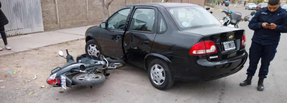 Choque entre un auto y una moto, dejó a madre e hijo con politraumatismos varios