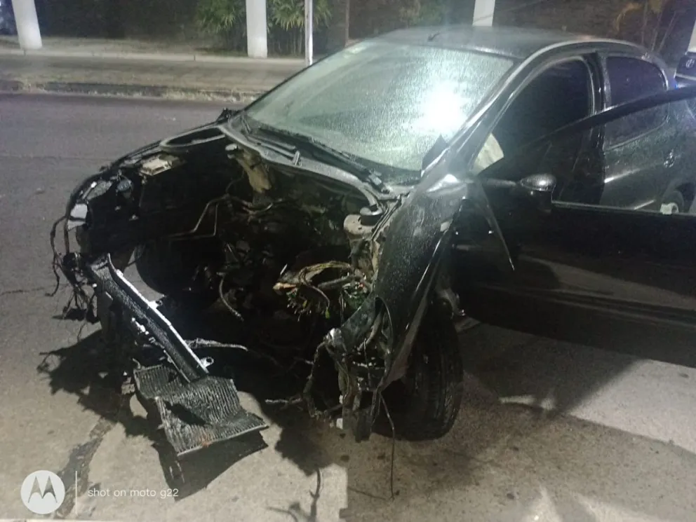 Un conductor perdió el control de su auto y chocó contra una palmera
