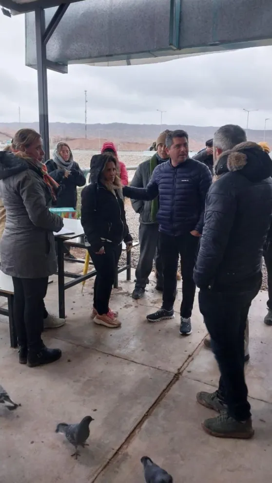 El gobernador visitó el operativo de búsqueda para encontrar a la joven alemana y ofrecer recursos al personal de la investigación 