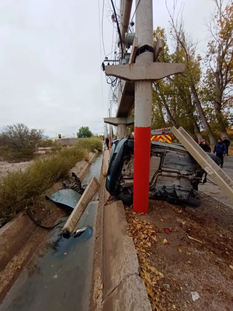 Un automovilista perdió el control y chocó un transformador en Chimbas 