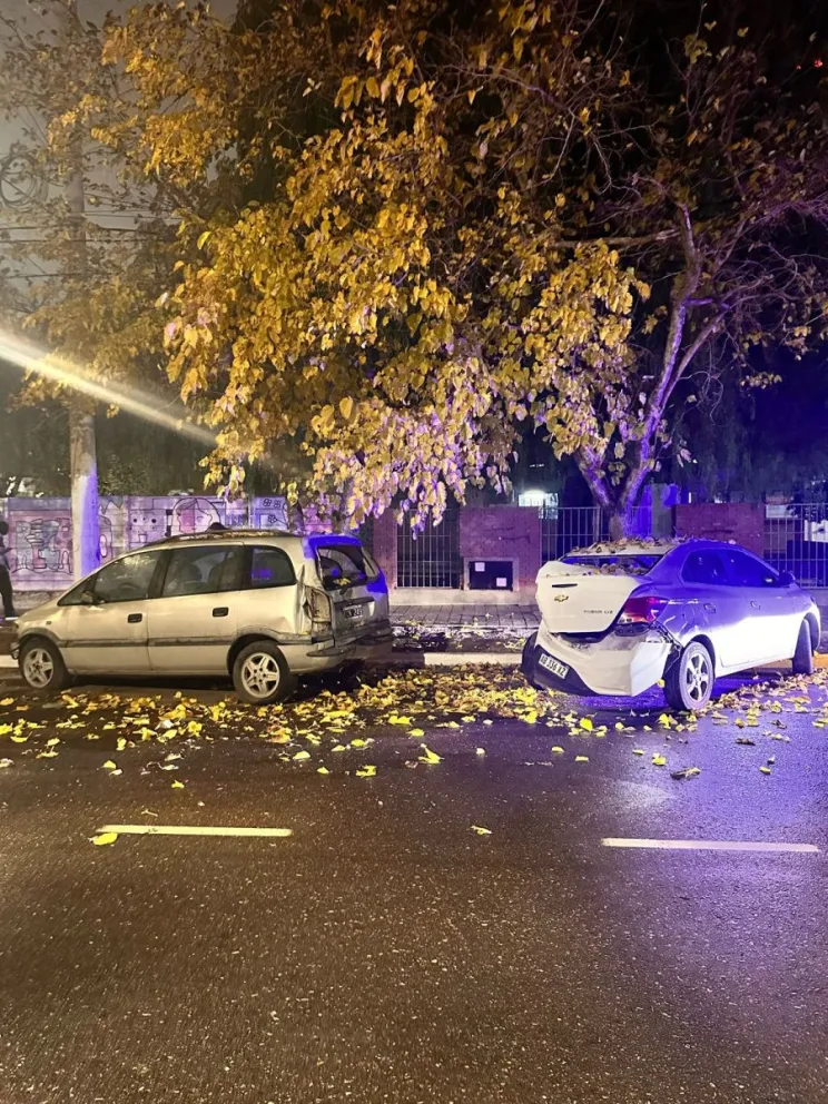 Se fue con su auto contra el cordón y generó un choque en cadena