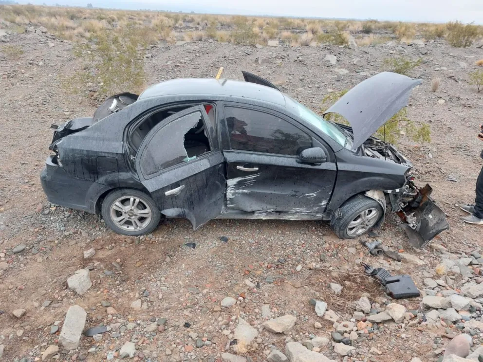 Espectacular vuelco en la Ruta Interlagos, dejó una mujer con diversos golpes y un auto destruido