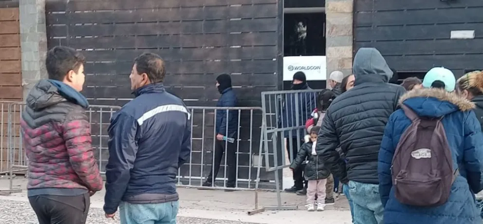 En San Juan, una empresa le escanea el iris a la gente y a cambio le entrega $15.000