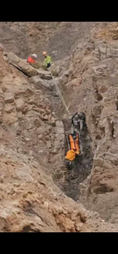 En un complejo operativo, lograron descender el cuerpo de Julia de la montaña donde fue encontrada sin vida