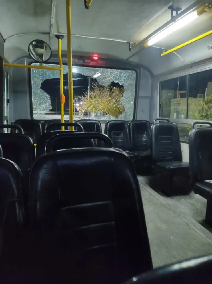 Vandalismo: un colectivo de la Positiva fue apedreado en La Bebida 