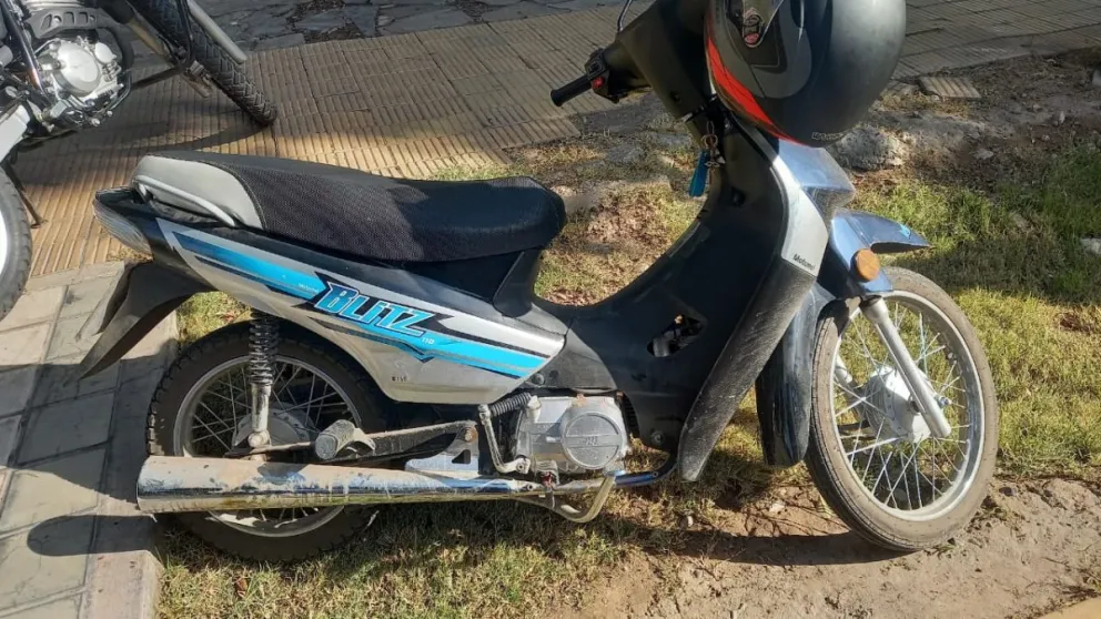Un delincuente robó una moto junto a un menor y fue detenido