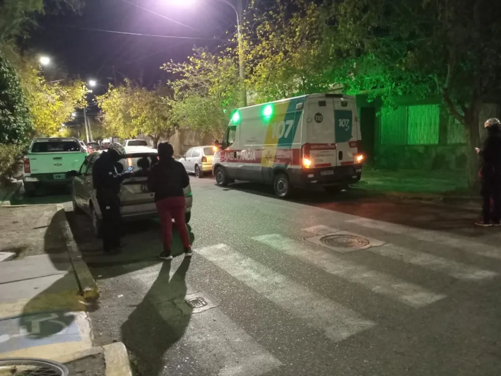 Un hombre impactó con su bicicleta contra un auto y terminó con golpes