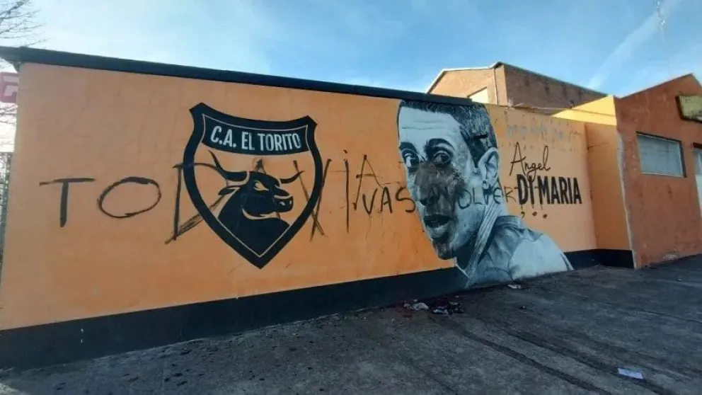 Vandalizaron un mural de Ángel Di María en Rosario e investigan una amenaza narco